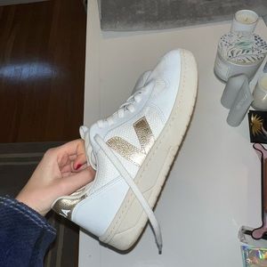 VEJA V-10 Bicolor Metallic Low-Top Sneakers